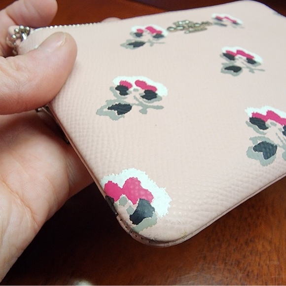 NWOT Coach Light Pink Floral Zip Wristlet - Picture 3 of 5